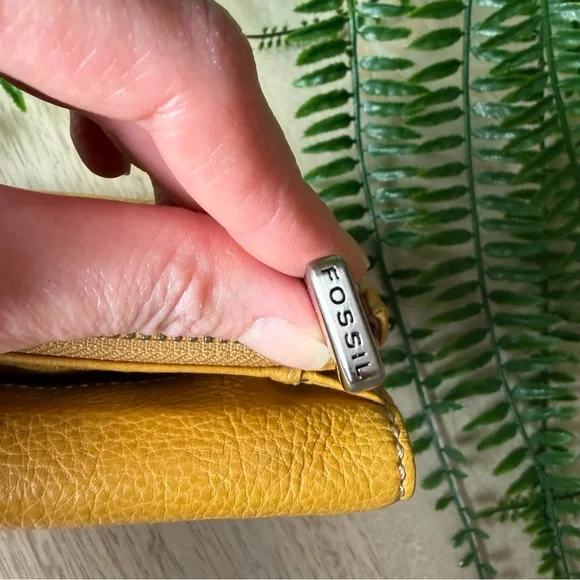Fossil Fifty-four New Yellow Leather Wallet Clutch - Picture 5 of 6